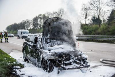 Wendlingen: Pkw brennt auf der A8 komplett aus